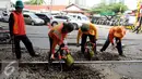 Pekerja membongkar aspal untuk mengganti bantalan rel kereta api di kawasan Stasiun Karet, Jakarta, Rabu (28/12). Perawatan dan pengecekan rutin rel kereta api itu guna menjamin keselamatan perjalanan kereta api. (Liputan6.com/Gempur M. Surya)