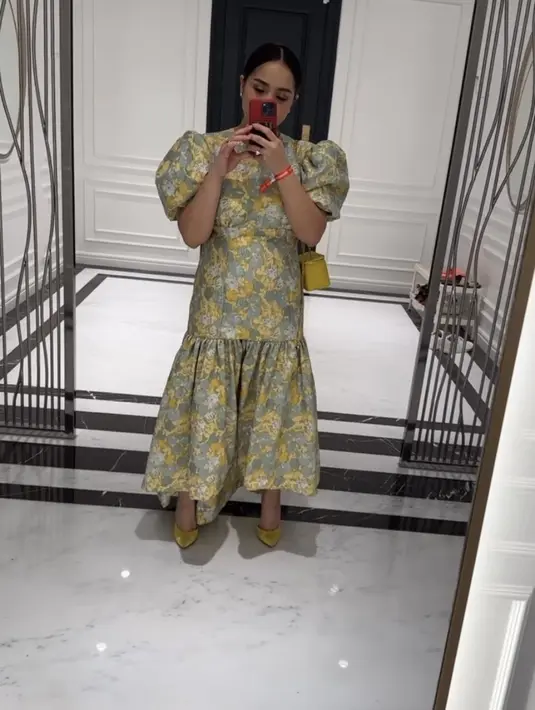Nagita Slavina tampil dengan busananya dari brand miliknya. Ia tampil mengenakan gaun hijau kuning dengan lengan balonnya.  credit:  (@raffinagita1717)