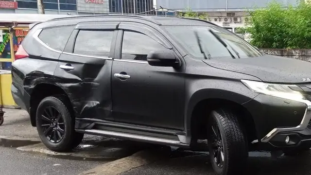 Potret mobil mewah Kalina Ocktaranny yang ringsek ditabrak mobil boks (https://www.instagram.com/p/CWvLeQnPmu9/)