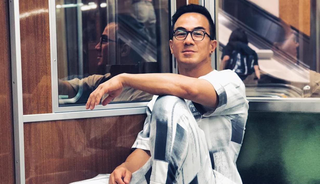 Penampilan Joe Taslim ini terlihat memesona. Pria yang akrab disapa Jota ini tampil sangat kasual dengan busana monokrome yang dipadukan dengan sebuah kacamata. (Liputan6.com/IG/@joe_taslim)