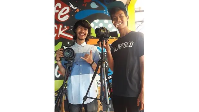 Ingat Somat di Eneng dan Kaos Kaki Ajaib? Ini 6 Potretnya Jadi Videographer