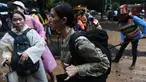 Personel militer AS tiba di Taman Hutan Non Khun Nam Nang dekat gua Than Luang di provinsi Chiang Rai, Thailand (28/6). Kunjungan militer AS untuk membantu operasi penyelamatan tim sepak bola remaja dan pelatih yang hilang. (AFP Photo/Lillian Suwanrumpha)