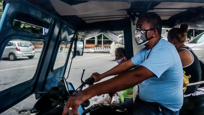 Seorang supir mengenakan masker di Manila, Filipina (2/8/2020). Departemen Kesehatan negara itu melaporkan total 5.032 kasus baru Covid-19 pada Minggu (2/8) tersebut merupakan rekor kasus harian tertinggi selama empat hari berturut-turut. (Xinhua/Rouelle Umali)