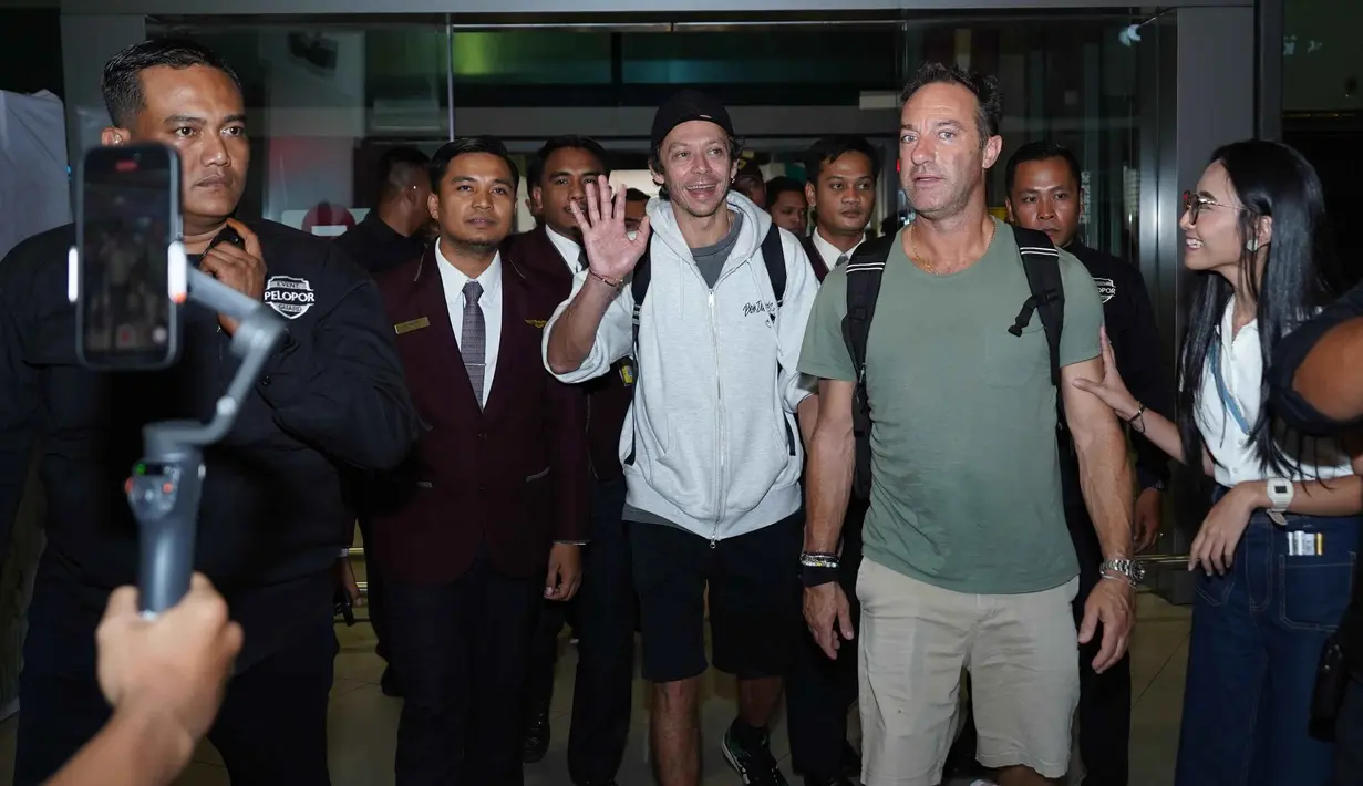 Legenda hidup balap motor dunia, Valentino Rossi menyapa penggemar sesaat setelah tiba di Bandara Soekarno-Hatta, Tangerang, Banten pada Senin (29/9/2025) malam. (Foto: Istimewa)