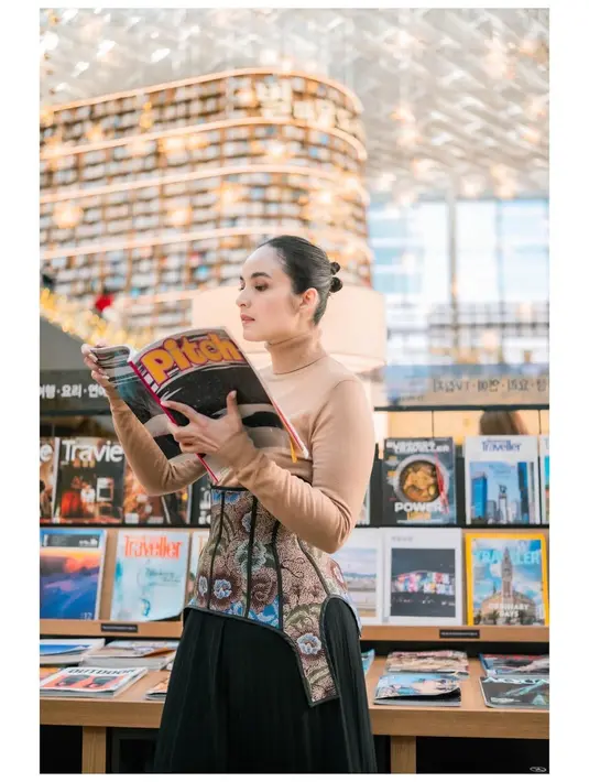 Sebagai dalaman, Chelsea memilih turtleneck berwarna nude yang netral. Warna ini tidak hanya memberikan kontras yang lembut terhadap korset batiknya, tetapi juga menjaga kehangatan tanpa mengurangi gaya. [Foto:@wiinsoon].