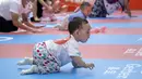 Bayi-bayi mengikuti lomba merangkak yang digelar di sebuah pusat perbelanjaan di Distrik Daxing, Beijing, ibu kota China (13/9/2020). (Xinhua/Li Xin)