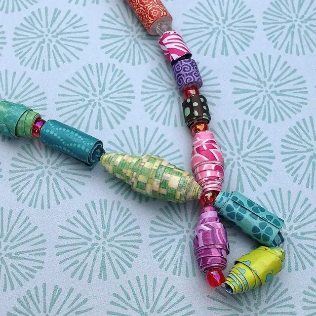 Kalung Manik Kertas