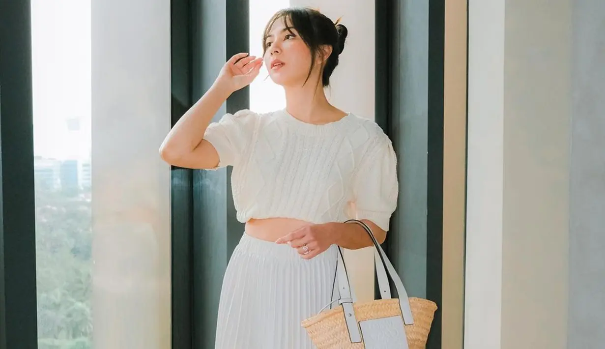 Dalam unggan di akun Instagram, ia juga tampil flawless dalam balutan busana kasual putih ini. Bahkan, penampilannya juga semakin manis dengan hand bag berbentuk unik dari anyaman. (Liputan6.com/IG/@jscmila)