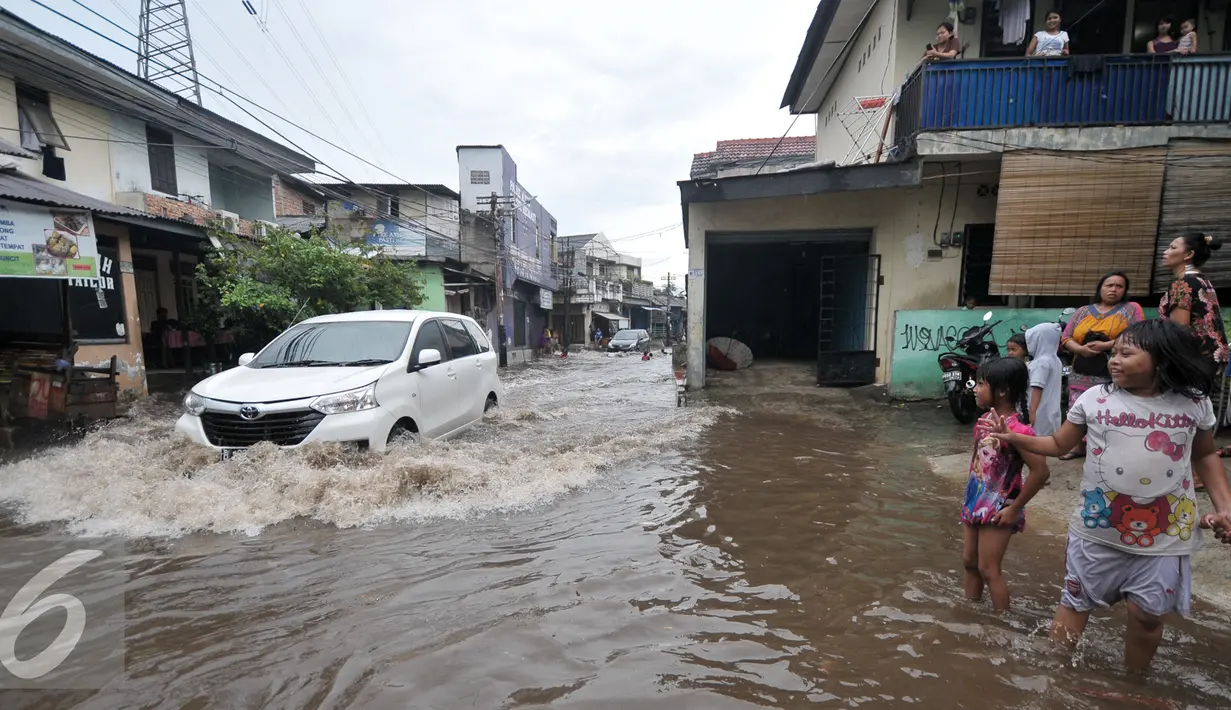 Sebuah mobil berusaha menerobos banjir di kawasan Kemang Utara, Jakarta Selatan, Rabu (20/7). Akibat intensitas hujan deras yang mengguyur Jakarta, sejumlah ruas jalan tergenang air. (Liputan6.com/Yoppy Renato)