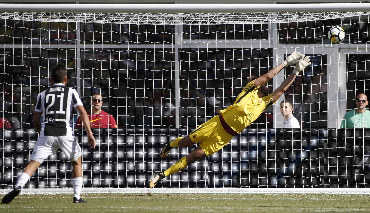Striker Juventus, Paulo Dybala, memasukan bola ke gawang AS Roma pada laga ICC 2017 di Stadion Gillette, Foxborough, Minggu (30/7/2017). Juventus menang lewat adu penalti atas AS Roma  dengan skor 5-4. (AP/Michael Dwyer)