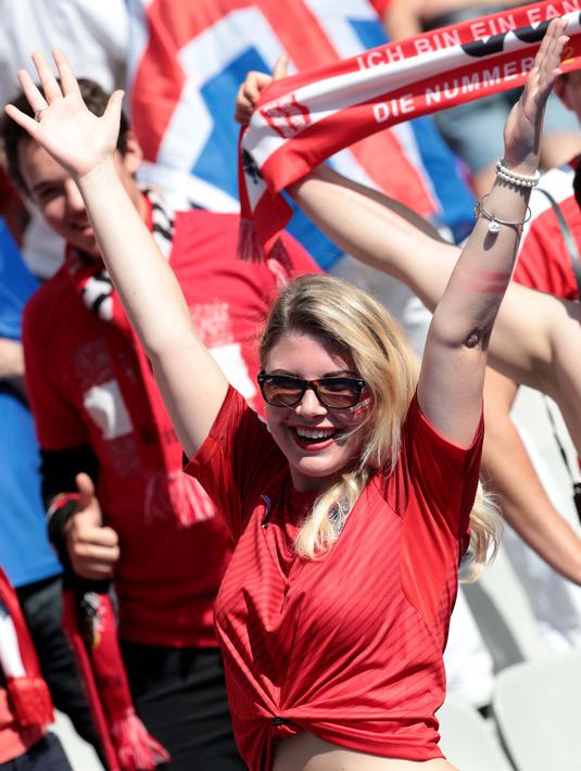 Aksi Suporter Austria memberi semangat kepada timnya saat melawan Islandia pada grup F Euro Cup 2016 di Stadion Stade de France, Saint-Denis, Kamis (23/6/2016) dini hari WIB. (AFP/Kenzo Tribouillard)