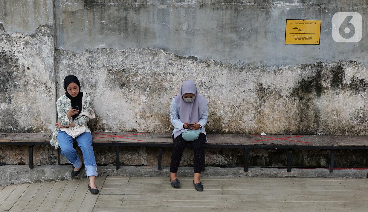 Pengunjung bersantai di kawasan M Bloc Space, Blok M, Jakarta, Sabtu (11/7/2020). Demi menjamin protokol kesehatan dipatuhi, M Bloc Space melakukan crowd controlling untuk memastikan jumlah pengunjung yang datang setiap harinya hanya 50 persen dari kapasitas normal. (Liputan6.com/Herman Zakharia)