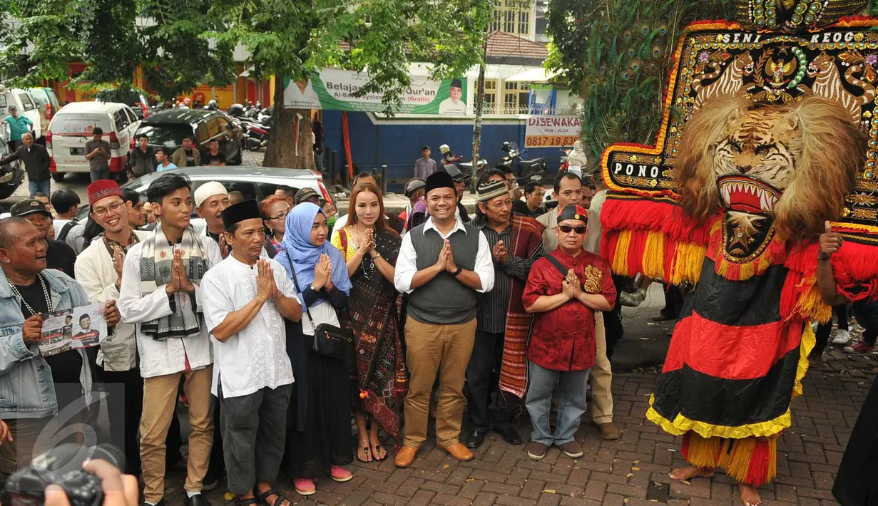 Muhamad Idrus (tengah) foto bersama dengan Reog Ponorogo sebelum mendaftarkan diri sebagai bakal calon Gubernur DKI Jakarta di Kantor DPD PDIP DKI Jakarta, (20/4). Kader PKS tersebut siap maju dalam Pilgub DKI Jakarta 2017. (Liputan6.com/Gempur M Surya)