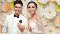 Romantisme Chelsea Olivia-Glenn Alinskie di Depan Kue Tinggi 4 M