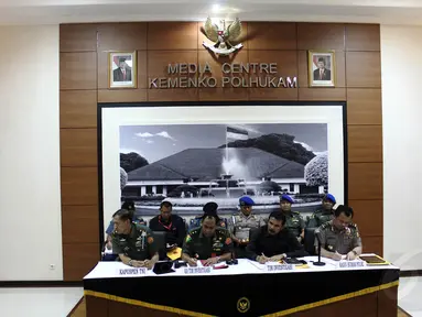 Suasana pengumuman hasil investigasi terkait bentrok antara anggota TNI dan Brimob yang terjadi di Batam,  (14/10/14). (Liputan6.com/Faizal Fanani)
