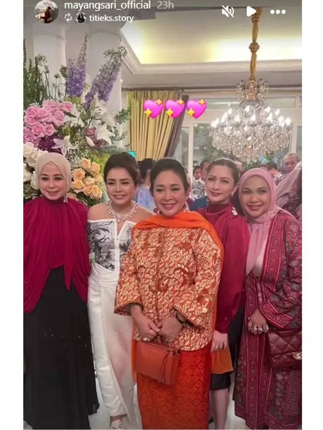 6 Detail Outfit Couple Mayangsari dan Khirani di Anniversary Pernikahan ke-25
