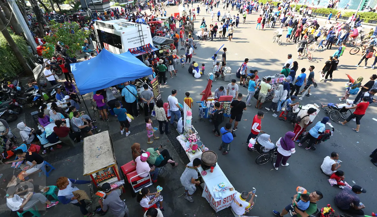 Sejumlah pedagang ikut meramaikan acara Car Free Day di kawasan Bundaran HI, Jakarta, Minggu (30/4). Warga memanfaatkan liburan panjang dengan mengunjungi CFD bersama keluarga atau teman. (Liputan6.com/Johan Tallo)
