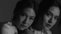 Netizen langsung membanjiri kolom komentar dengan pujian. Banyak yang kagum melihat dua ikon dengan aura mahal disatukan dalam satu frame. Beberapa bahkan menyebut mereka sebagai "aset negara anti oplas" yang pantas dihormati karena pesona alami mereka.  (Liputan6.com/Tiktok/@penggemarnicsap)