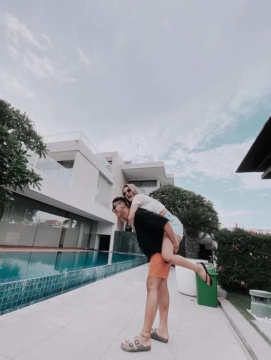 Layaknya pasangan yang sedang cinta-cintanya dan kasaran-kasmarannya. Momen mesra antara Siti Badriah dan Krisjiana Baharudin ini pun terkadang membuat iri pasangan lain yang ingin mesra seperti pasangan ini. (Liputan6.com/IG/@sitibadriahh)