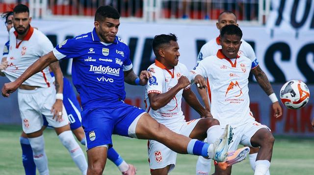 Aksi duo penggawa Malut United, Abduh Lestaluhu dan Manahati Lestusen saat menahan pergerakan winger Persib Bandung, Berguinho dalam laga tunda pekan ke-12 BRI Super League 2025/2026 di Stadion Gelora Kie Raha, Ternate, Maluku Utara, Minggu (14/12/2025). (Dok. Persib)