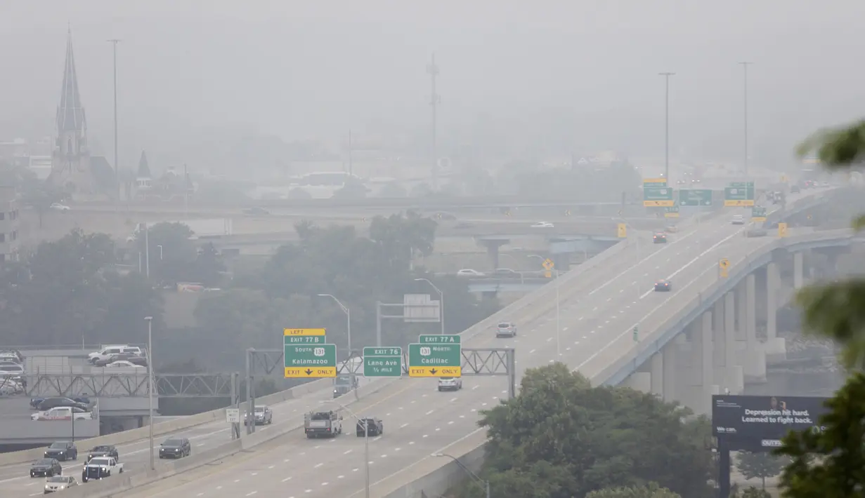 Asap kebakaran hutan di Kanada menyelimuti Grand Rapids, Michigan, pada Selasa, 27 Juni 2023. Asap tersebut mengurangi jarak pandang dan kualitas udara. (Neil Blake/MLive.com/The Grand Rapids Press via AP)
