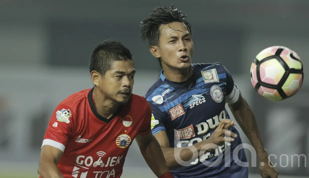 Kapten Arema, Alfarizi, berebut bola dengan pemain Persija, Bambang Pamungkas pada laga lanjutan liga 1 Indonesia di Stadion Patriot, Bekasi, Jumat (02/06/2017). Persija menang 2-0. (Bola.com/M Iqbal Ichsan)