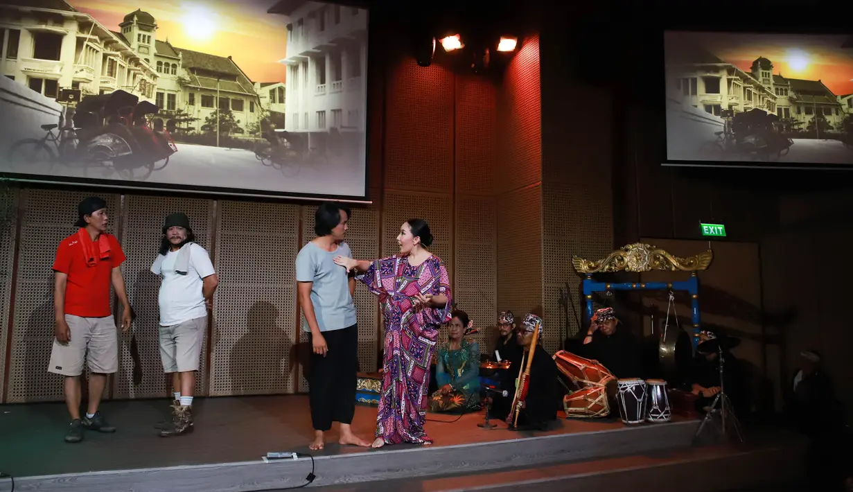 Ary berharap kolaborasi ini dapat menghibur dan diterima dengan baik oleh para penikmat seni. Satu pengalaman baru  dan luar biasa bagi Ary Kirana yang kesehariannya berkecimpung sebagai penyanyi, presenter dan juga penyiar radio. [Foto: Dok. Galeri Indonesia Kaya/Fimela.com]