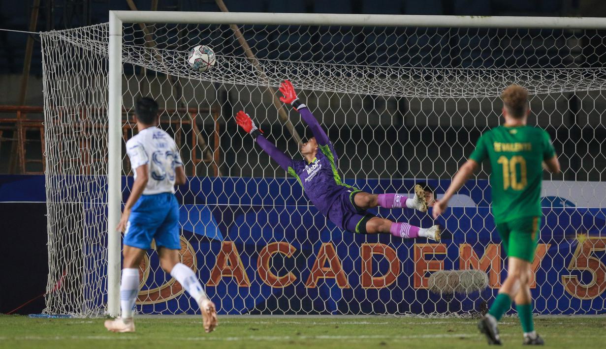 Boaz mengarahkan bola dengan kepalanya ke pojok kanan atas gawang dan berusaha digagalkan oleh penjaga gawang Persib. (Bola.com/Bagaskara Lazuardi)