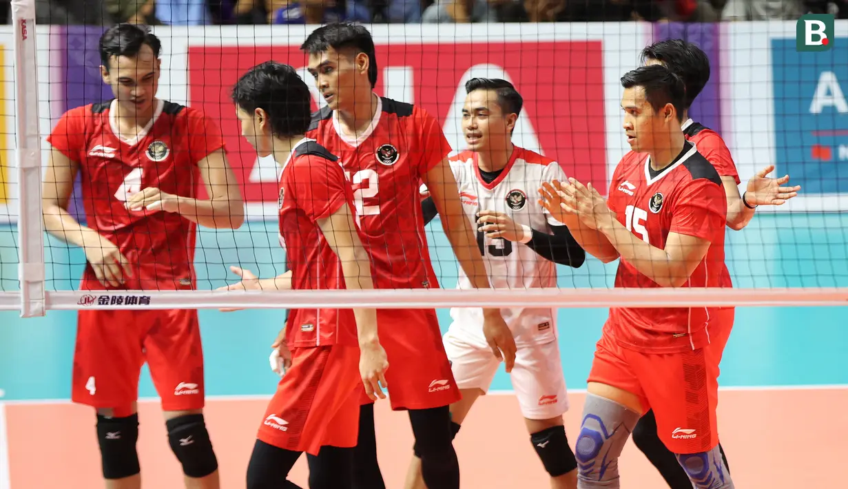 Serve yang dilepaskan Farhan Halim membentur net dan akhirnya mengecoh pemain Kamboja. 2-0 untuk Indonesia. (Bola.com/Abdul Aziz)