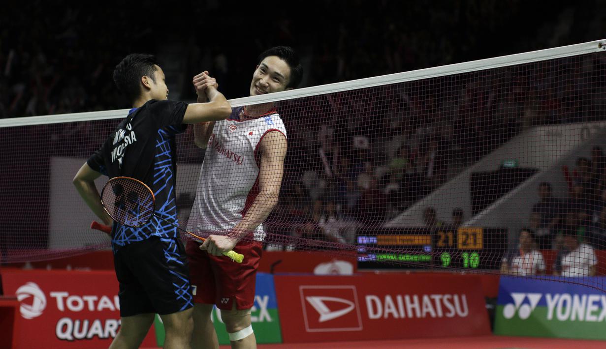 Tunggal putra Indonesia, Anthony Ginting, bersalaman dengan tunggal Jepang, Kento Momota, pada Indonesia Masters 2019 di Istora Senayan, Jakarta, Jumat (25/1). Ginting gagal lolos ke semifinal. (Bola.com/Yoppy Renato)