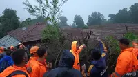 Pasukan National Disaster Response Force (NDRF) atau Tanggap Bencana Nasional India memeriksa lokasi tanah longsor di Desa Irshalwadi di Distrik Raigad, Maharashtra pada 20 Juli 2023. (Foto: NDRF/AFP)