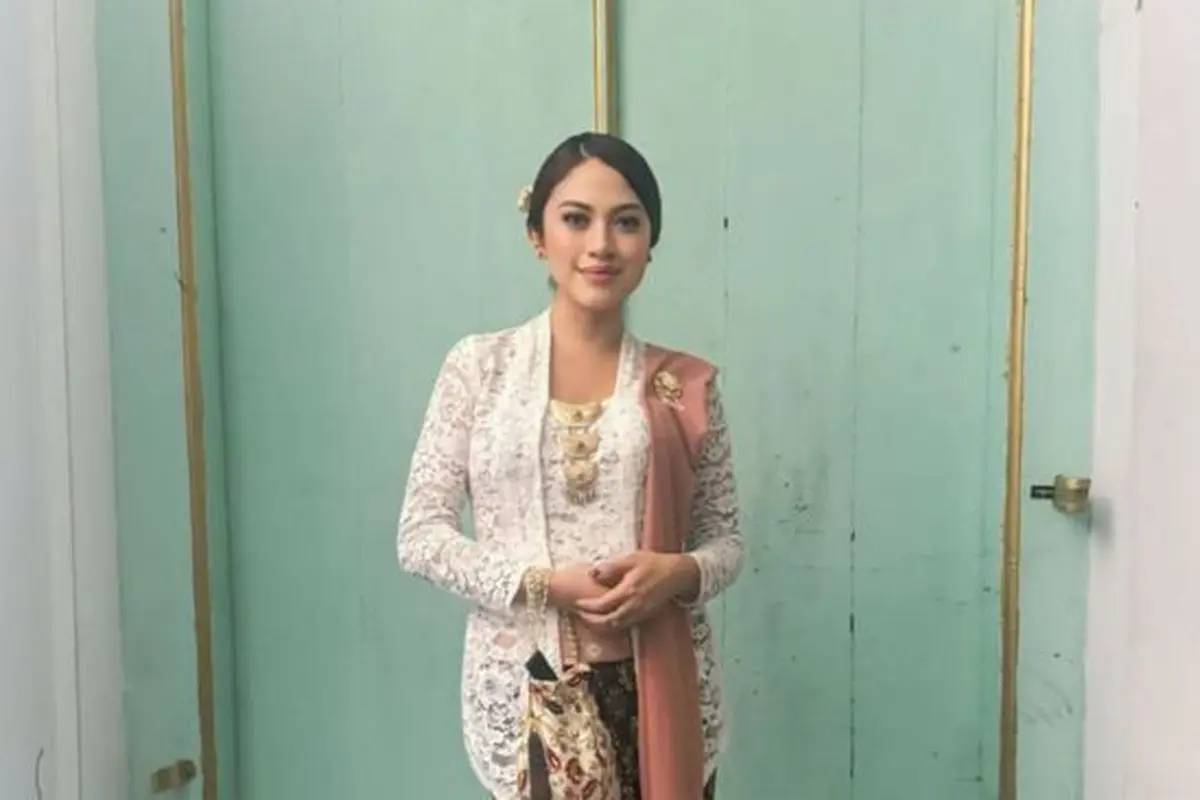 Cynthia Riza dan keanggunan kebaya. (credit:instagram.com/cynthiaganesha)