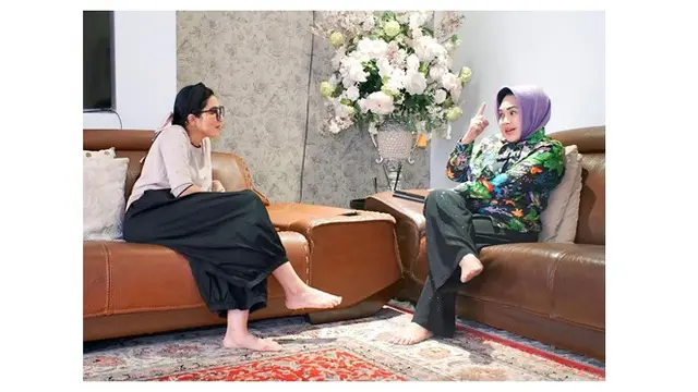 5 Potret Ashanty Kunjungi Rumah Hetty Koes Endang, Ruang Artistik Penuh Penghargaan