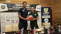 Pemain Satria Muda Pertamina Jakarta Christian Ronaldo Sitepu (kiri) dan pemain Pelita Jaya Jakarta Xaverius Prawiro pemain Pelita Jaya Jakarta berpose bersama jelang final IBL Pertalite 2018 di Jakarta, Selasa (17/4/2018). (Liputan6.com/Thomas)