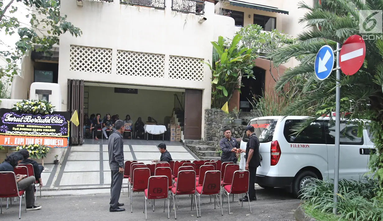 Deretan bangku disiapkan di halaman rumah duka pakar kuliner Bondan Winarno di Perumahan Sentul City, Bogor, Rabu (29/11). Seperti diketahui, Bondan meninggal dunia di RS Harapan Kita Jakarta setelah mengalami gagal jantung. (Liputan6.com/Herman Zakharia)