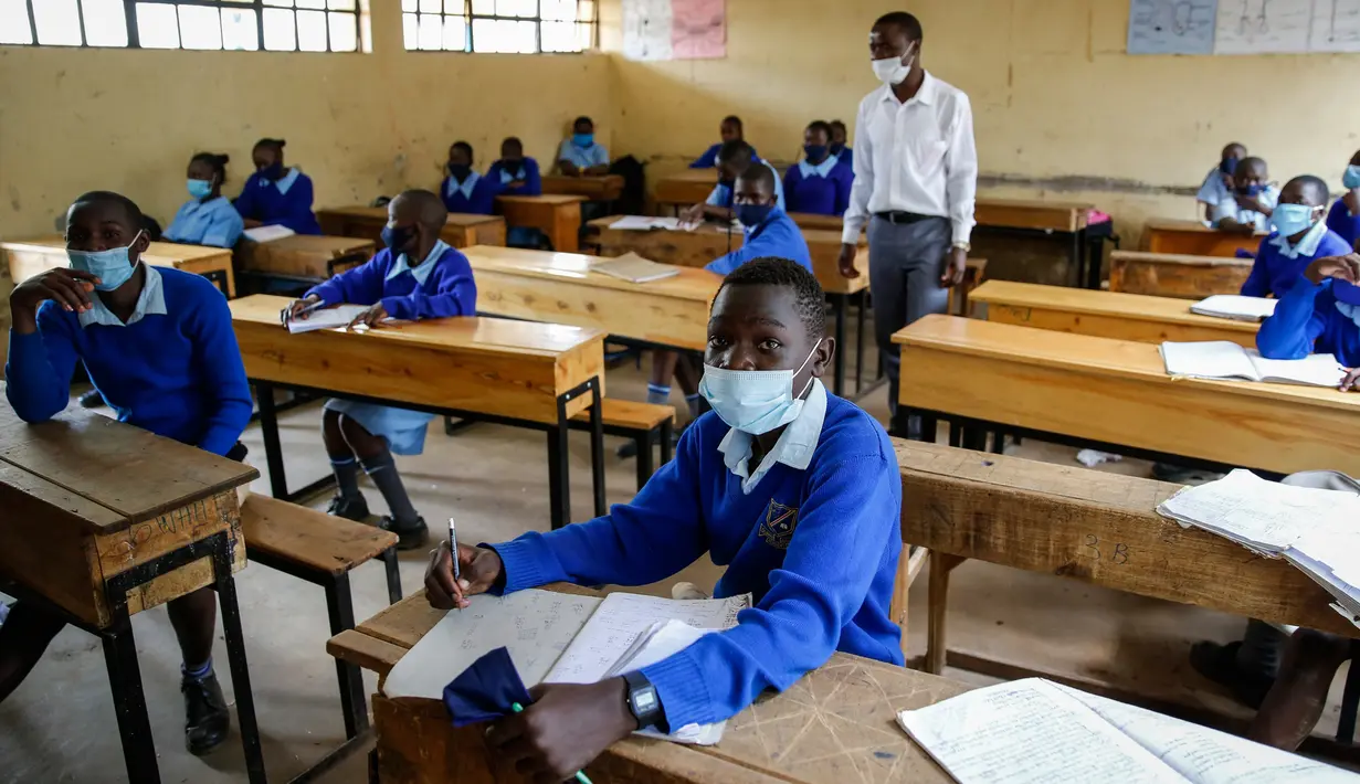 Para siswa menghadiri kelas tatap muka di Sekolah Dasar Olympic di Kibera, salah satu daerah termiskin di ibu kota Nairobi, Kenya, Senin (12/10/2020). Kenya membuka kembali sebagian sekolah pada Senin 10 Oktober, setelah ditutup sejak Maret lalu akibat pandemi corona COVID-19 (AP Photo/Brian Ingang)