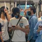Orang-orang yang memakai masker berdiri di dalam sebuah kereta metro di Kuala Lumpur, 5 Oktober 2020. Malaysia pada Senin (5/10) melaporkan rekor penambahan kasus harian tertinggi lainnya dengan 432 kasus baru COVID-19, menambah total kasus di negara itu menjadi 12.813. (Xinhua/Chong Voon Chung)