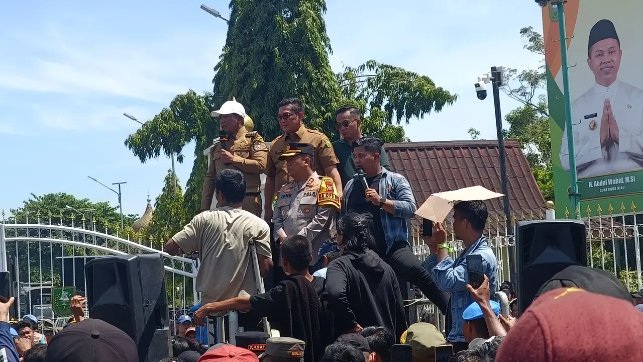 Bupati Kabupaten Pelalawan Zukri menemui ribuan warga yang disebut menempati kawasan Taman Nasional Tesso Nilo.