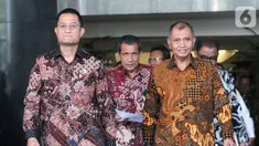 Menteri Sosial Juliari Peter Batubara (kiri), Deputi Pencegahan KPK Pahala Nainggolan (tengah), dan Pimpinan KPK Agus Rahardjo (kanan) usai menggelar pertemuan tertutup di Gedung KPK, Jakarta, Senin (04/11/2019). Pertemuan membahas sinkronisasi data warga miskin. (merdeka.com/Dwi Narwoko)