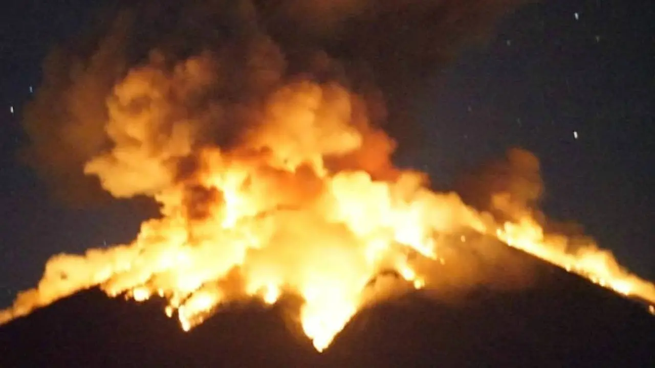 Gunung Agung kembali meletus pada Senin malam 2 Juni 2018