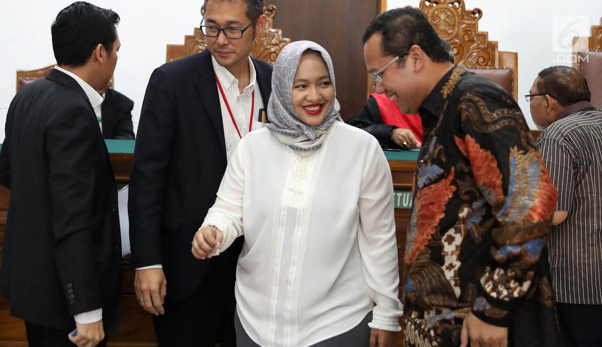 Perwakilan JPU usai sidang praperadilan yang dilayangkan pemilik kapal pesiar mewah Equanimity, Equanimity Cayman terhadap Bareskrim Polri di PN Jakarta Selatan, Senin (9/4). Pemohon menggugat keabsahan penyitaan kapal. (Liputan6.com/Immanuel Antonius)