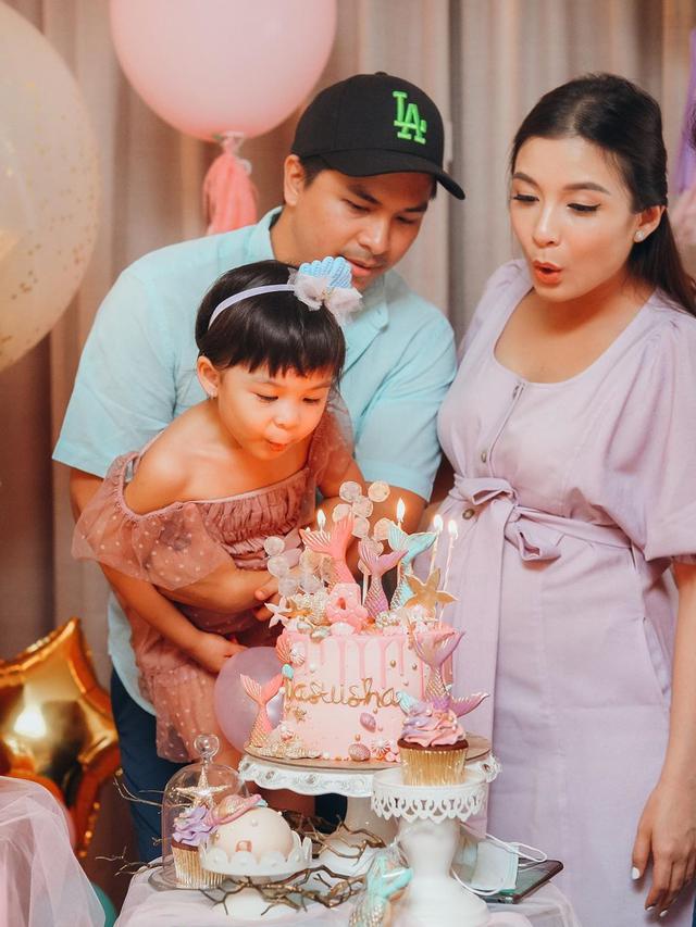 6 Momen Chelsea Olivia dan Suami Rayakan Ultah Nastusha yang ke-4, Seru Banget