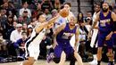 Aksi pemain San Antonio Spurs, Kyle Anderson (kiri) berebut bola dengan pemain Phoenix Suns,  P.J. Tucker (2kiri) pada laga NBA di AT&T Center, (28/12/2016). (Reuters/Soobum Im-USA TODAY Sports)