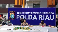 Kapolda Riau dalam konferensi pers pengungkapan narkoba Malaysia yang melibatkan narapidana di Lapas. (Liputan6.com/M Syukur)