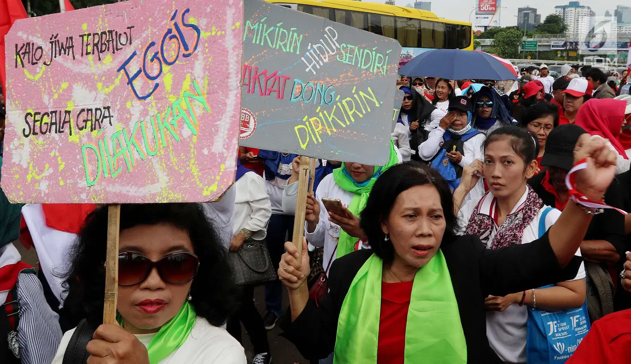 Masyarakat dari Presidium Rakyat Menggugat membawa poster saat melakukan demo menuntut Penolakan UU No. 2/2018 tentang MD3 terkhusus pada pasal 73;122;245 di depan Gedung MPR/DPR, Senayan, Jakarta, Jumat (23/3). (Liputan6.com/Johan Tallo)