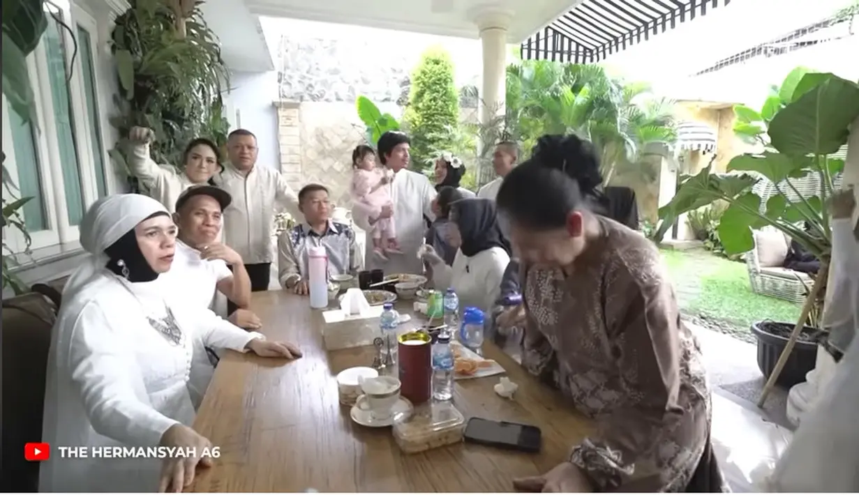 Momen tersebut dibagikan di kanal Youtubenya, The Hermansyah A6. Anang tampak duduk, Raul Lemos dan Krisdayanti tampak disebelahnya saat akan melakukan foto bareng. [Youtube/The Hermansyah A6]