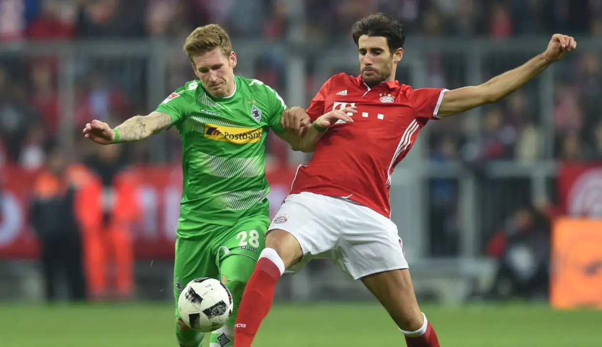Pemain Bayern Munchen, Javi Martinez (kanan), berebut bola dengan pemain Borussia Monchengladbach, Andre Hahn, dalam laga pekan ke-8 Bundesliga 2016-2017, Sabtu (23/10/2016). (AFP/Christof Stache)