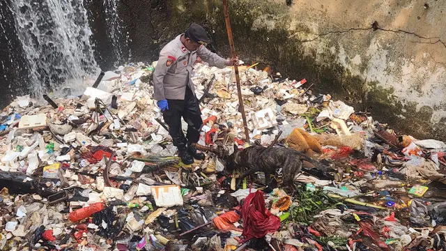 Polda Metro Jaya melakukan pencarian potongan tubuh korban mutilasi di aliran Kali Licin Pancoran Mas, Depok. (Liputan6.com/Dicky Agung Prihanto)
