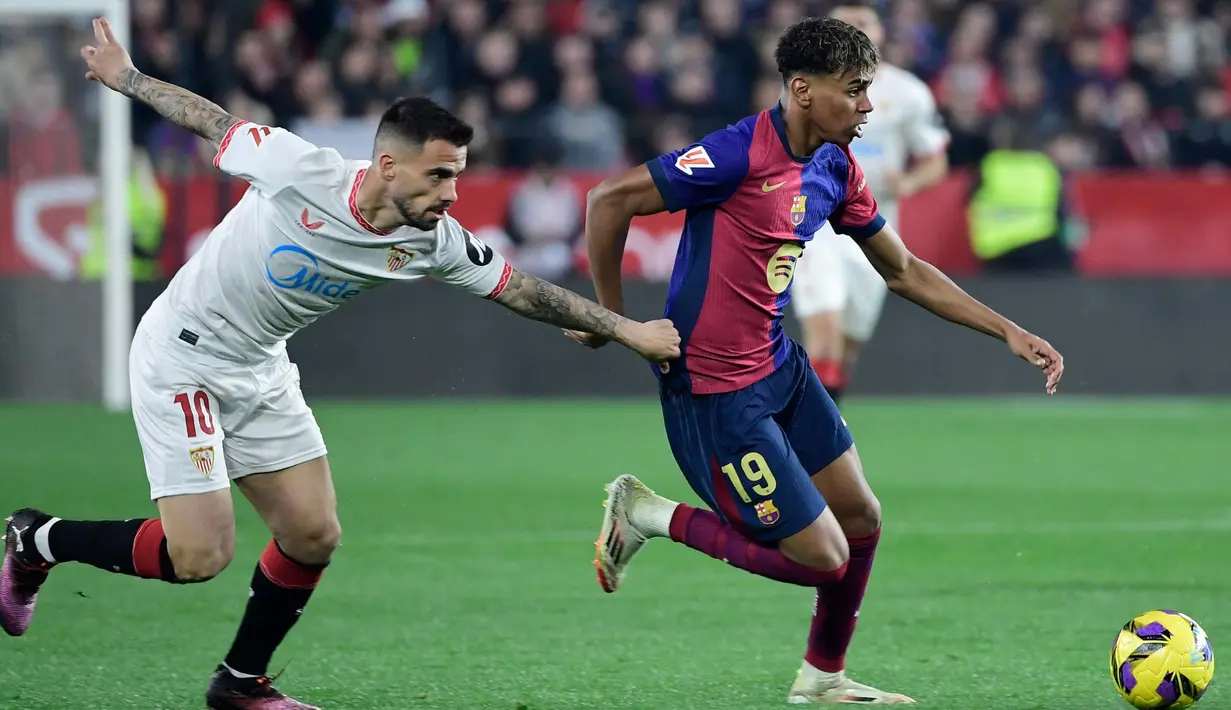 Skor imbang antara Sevilla FC dan Barcelona bertahan hingga waktu turun minum. (CRISTINA QUICLER/AFP)