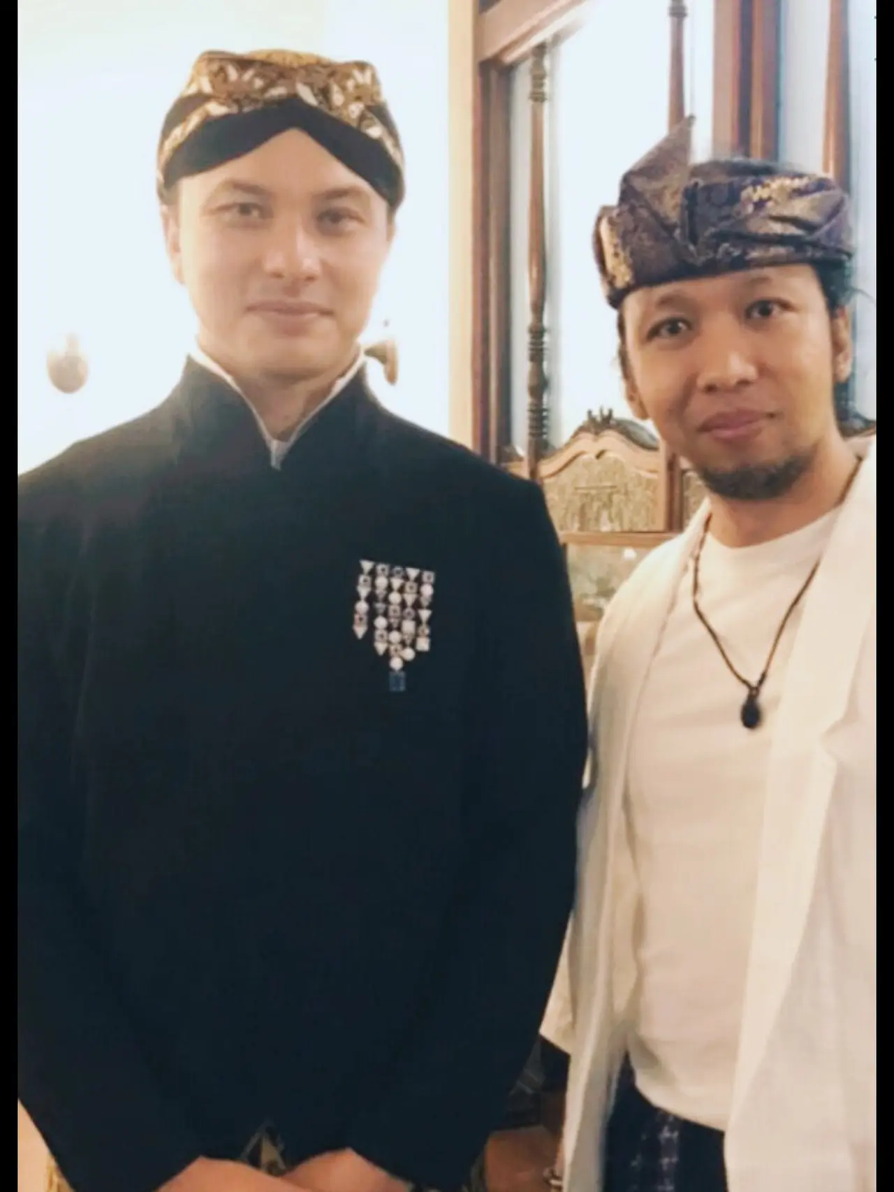 7 Potret Nicholas Saputra Tampil Pakai Beskap dan Blangkon Ini Curi ...
